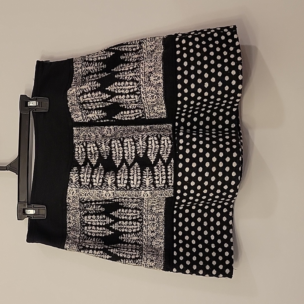 Soda Blu wool blend black and white printed skirt size medium